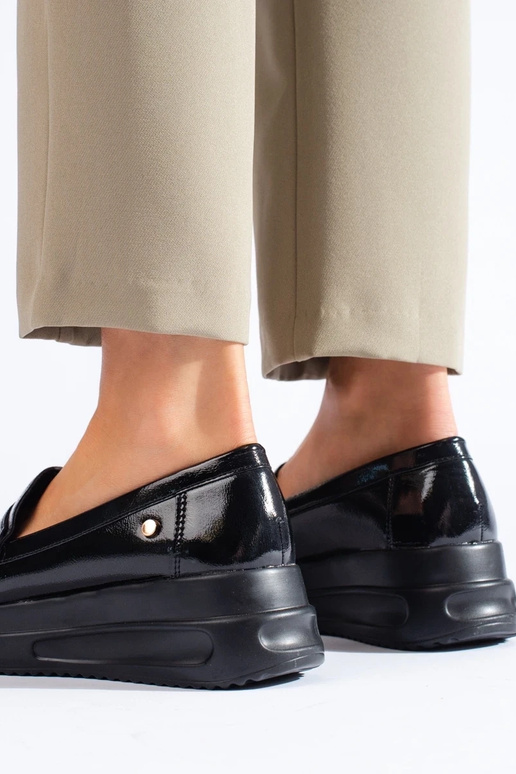 Schwarze Mokassins mit Lackeffekt und... Schwarze Mokassins mit Lackeffekt und...