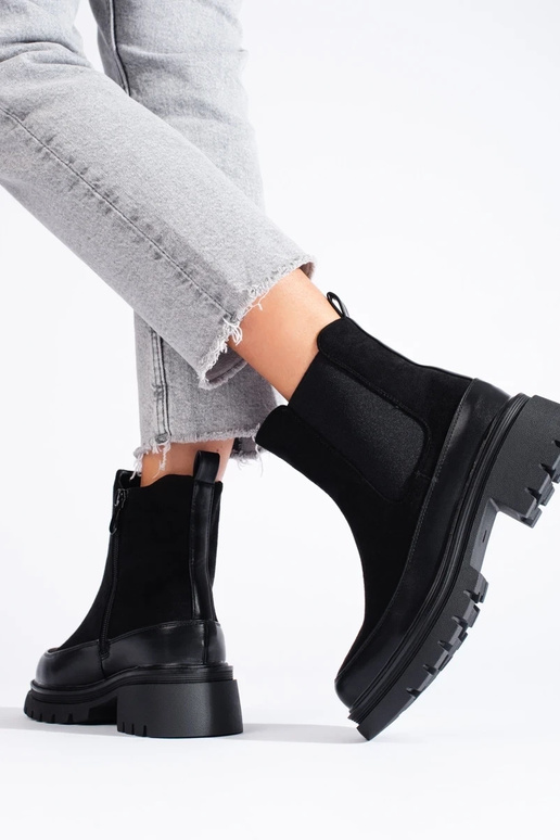 Schwarze Chelsea-Stiefel aus... Schwarze Chelsea-Stiefel aus...