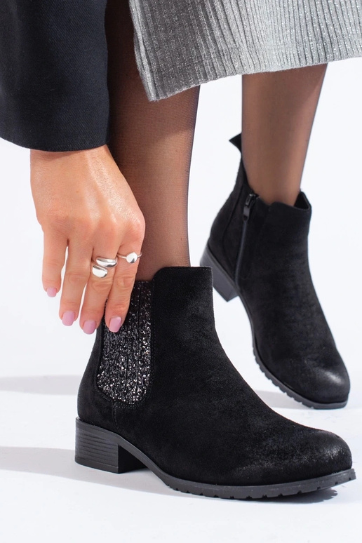 aus schwarzem Wildleder. Damenschuhe