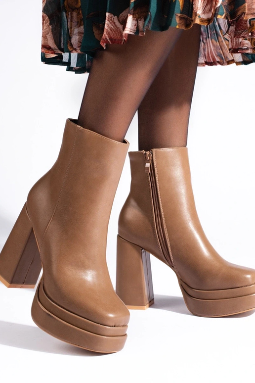 Beige Schuhe mit hohen Absätzen