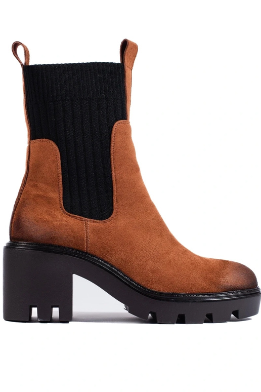 braune Schnallenschuhe an einer...