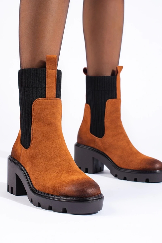 braune Schnallenschuhe an einer...