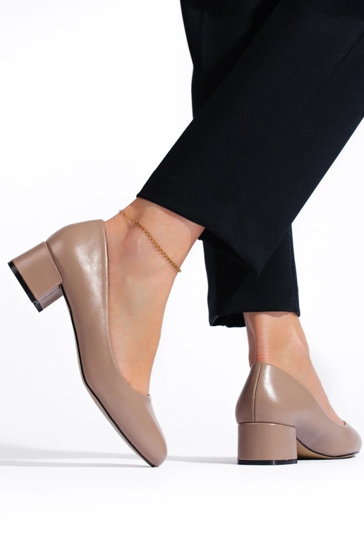 Schuhe mit hohen Absätzen sind dunkel