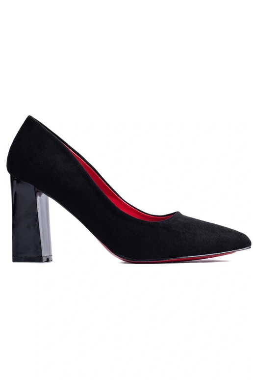 schwarze High Heels an der Ferse