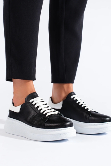 schwarze Sportschuhe... 2