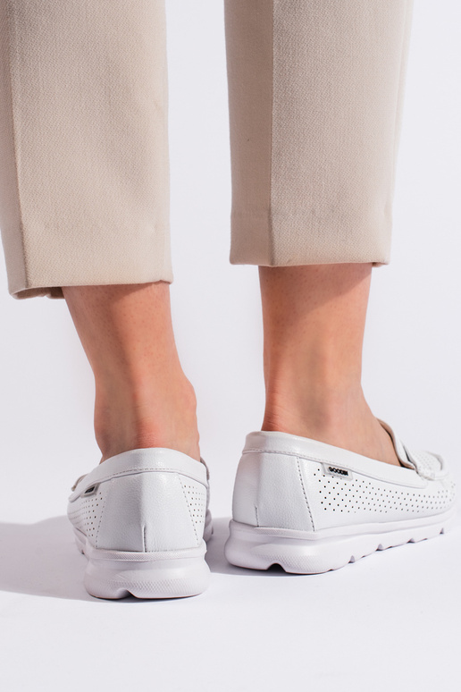 weiße Damenmokassins