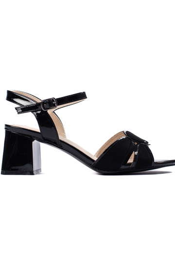Sandalen mit Lackeffekt in...