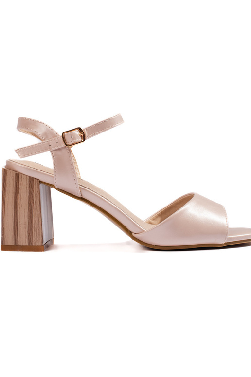 Sandalen beige Farbe an der Ferse