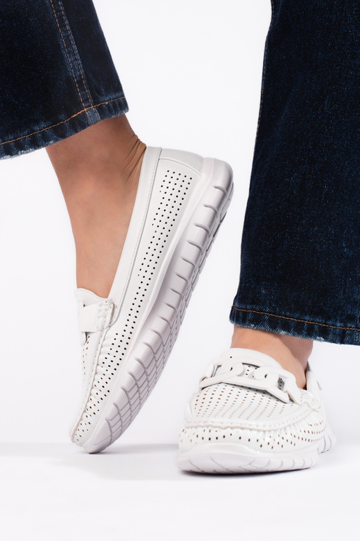 mit durchbrochenen Elementen,... mit durchbrochenen Elementen,...