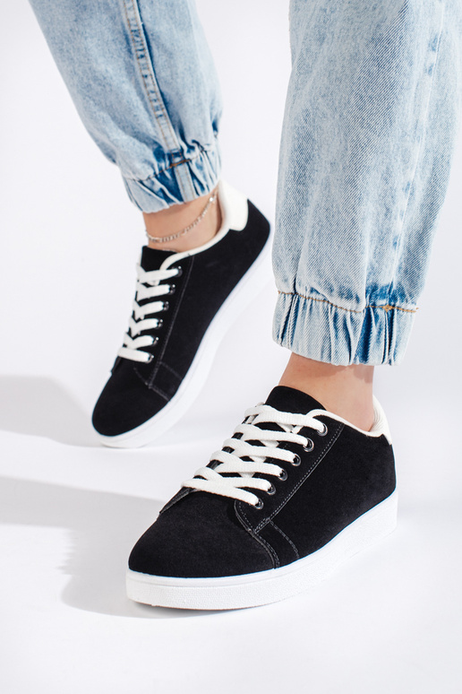 Damenschuhe aus schwarzem Wildleder Damenschuhe aus schwarzem Wildleder