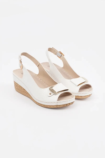 Weiße Sandalen auf... 2