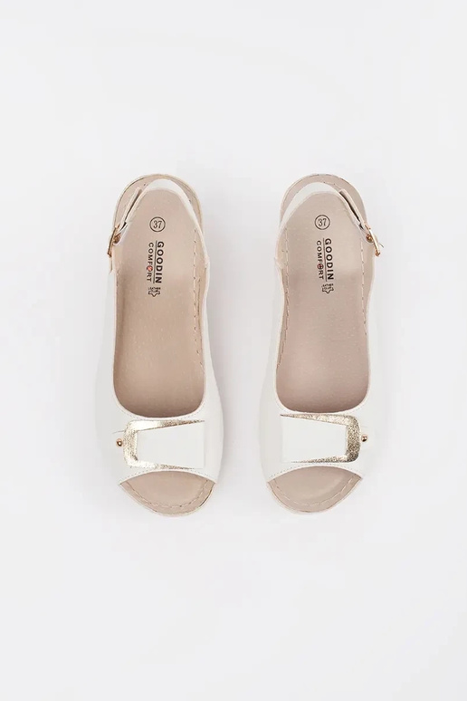 Weiße Sandalen auf niedrigem Wedges...