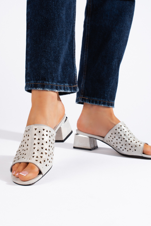 Pantoletten mit Lochmuster in Silber...