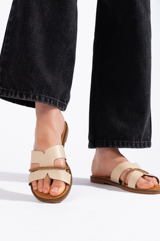 Beigefarbene Hausschuhe im eleganten... Beigefarbene Hausschuhe im eleganten...