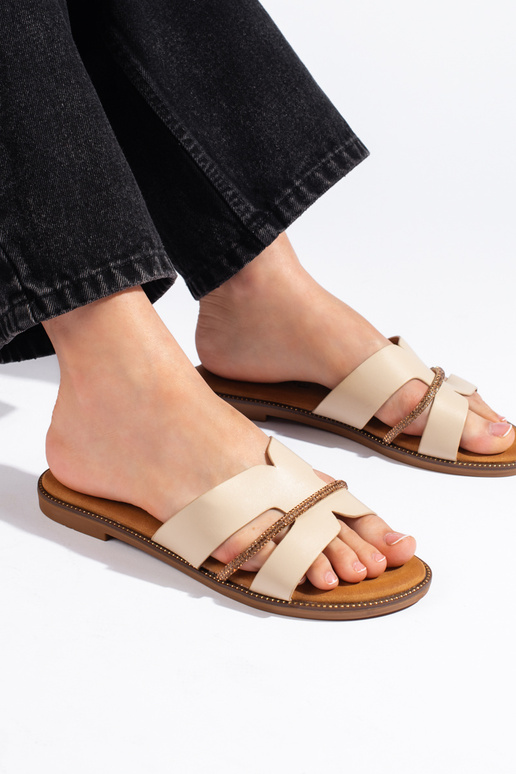 Beigefarbene Hausschuhe im eleganten... Beigefarbene Hausschuhe im eleganten...