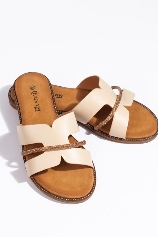 Beigefarbene Hausschuhe im eleganten... Beigefarbene Hausschuhe im eleganten...