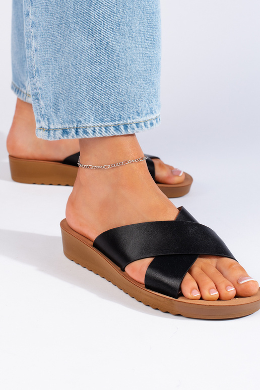 schwarze Hausschuhe mit Plateau