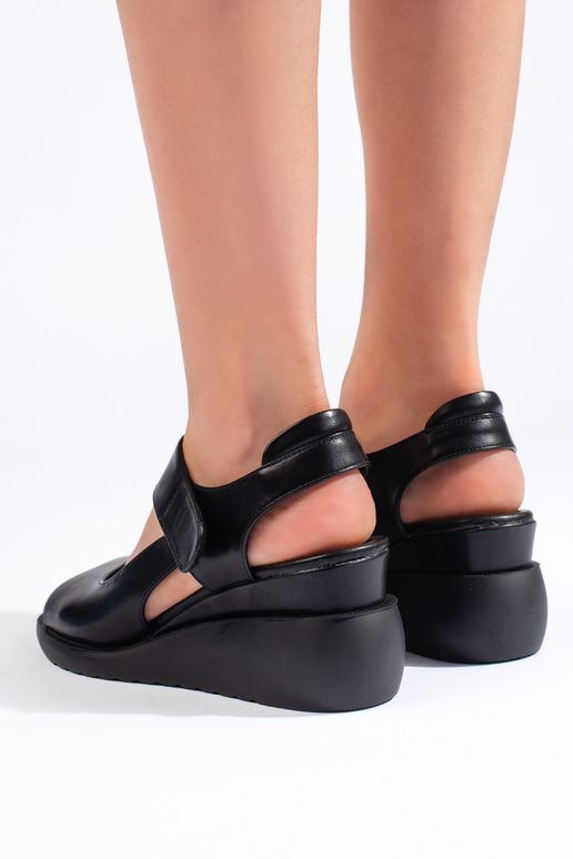 Bequeme schwarze Keilsandaletten von... Bequeme schwarze Keilsandaletten von...
