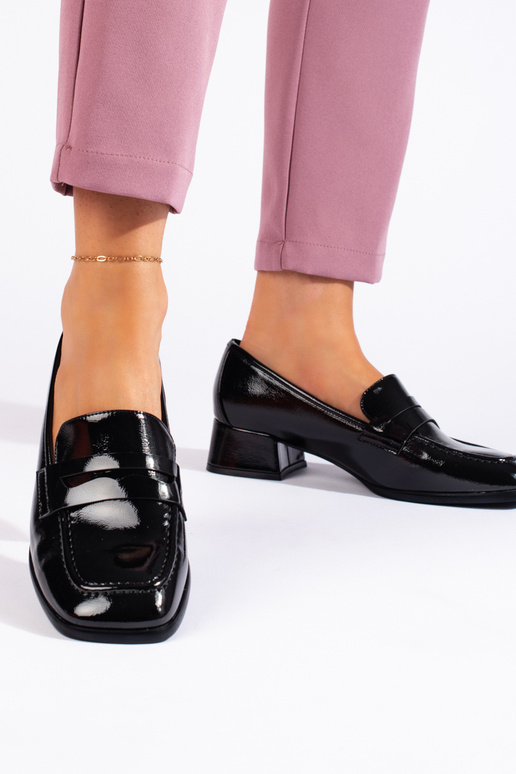 Mokassins mit Lackeffekt in Schwarz...