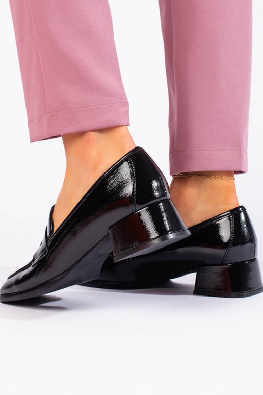 Mokassins mit Lackeffekt in Schwarz...