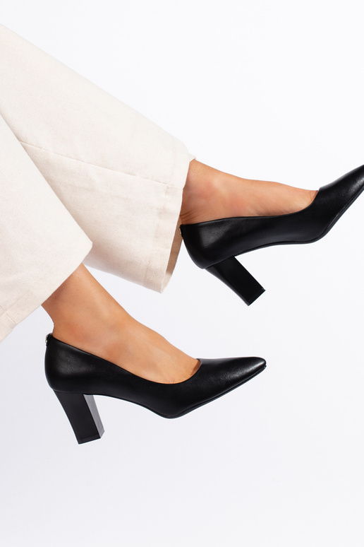 schwarze High Heels mit Absatz von... schwarze High Heels mit Absatz von...