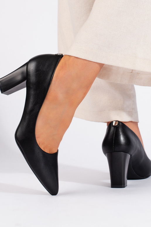 schwarze High Heels mit Absatz von... schwarze High Heels mit Absatz von...