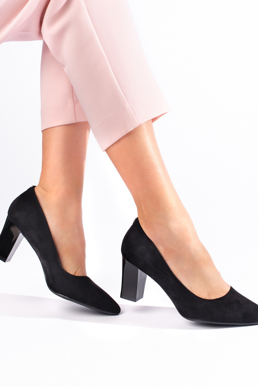 schwarze High Heels mit Absatz von...