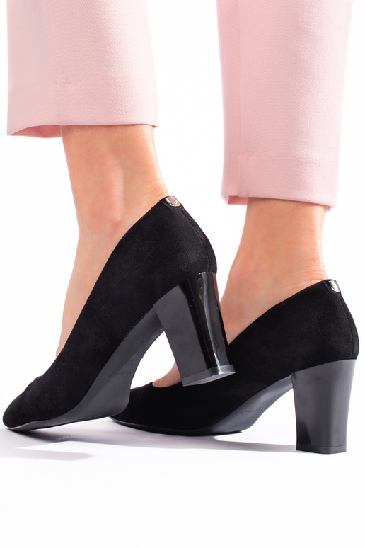schwarze High Heels mit Absatz von...