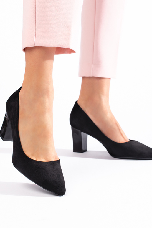 schwarze High Heels mit Absatz von...