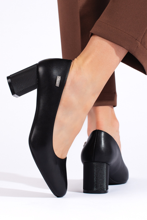 schwarze High Heels mit Absatz von...