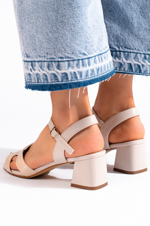 Beige glänzende Sandalen von Sergio...