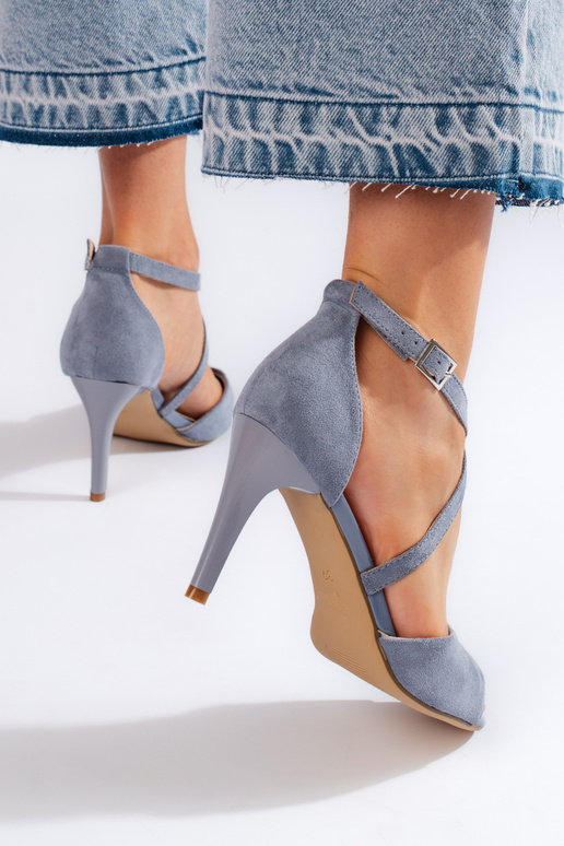 Wildledersandalen mit dünnem Absatz...