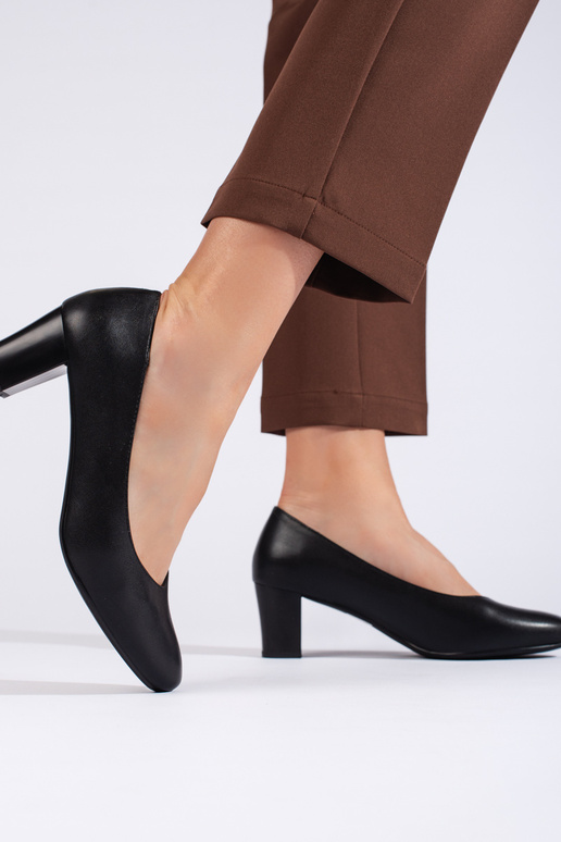 Schwarze High Heels im eleganten Stil Schwarze High Heels im eleganten Stil