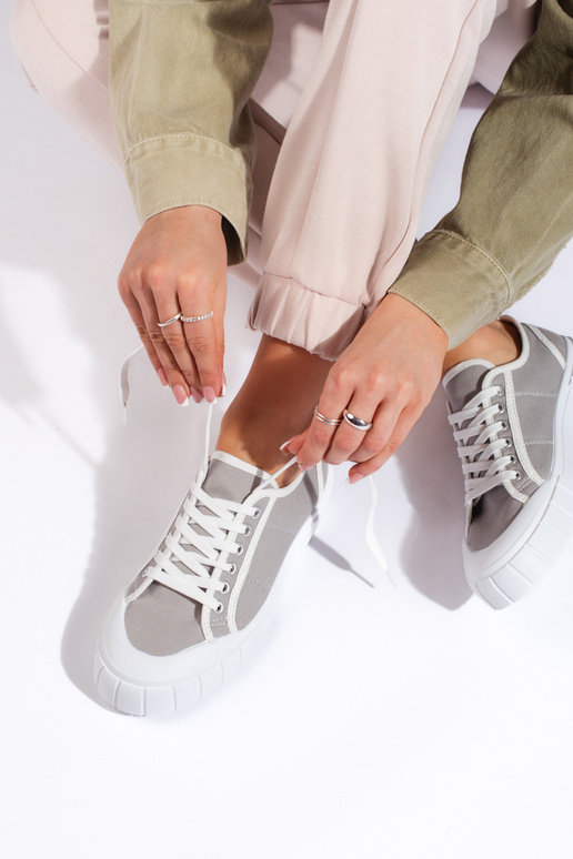 Damenschuhe in grauer Farbe Damenschuhe in grauer Farbe