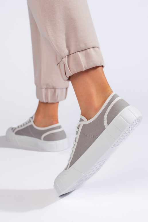 Damenschuhe in grauer Farbe Damenschuhe in grauer Farbe