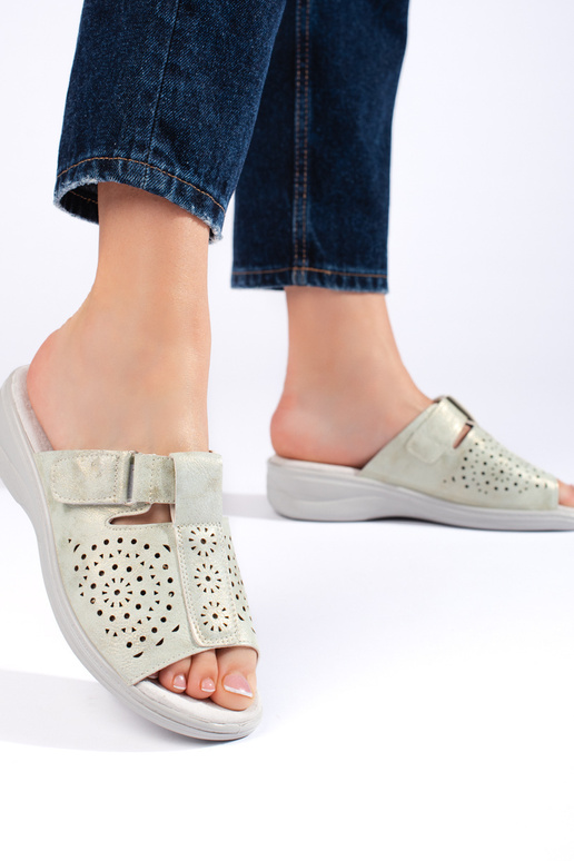 Sandalen mit durchbrochenen Elementen