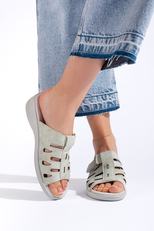 Die Hausschuhe sind grau