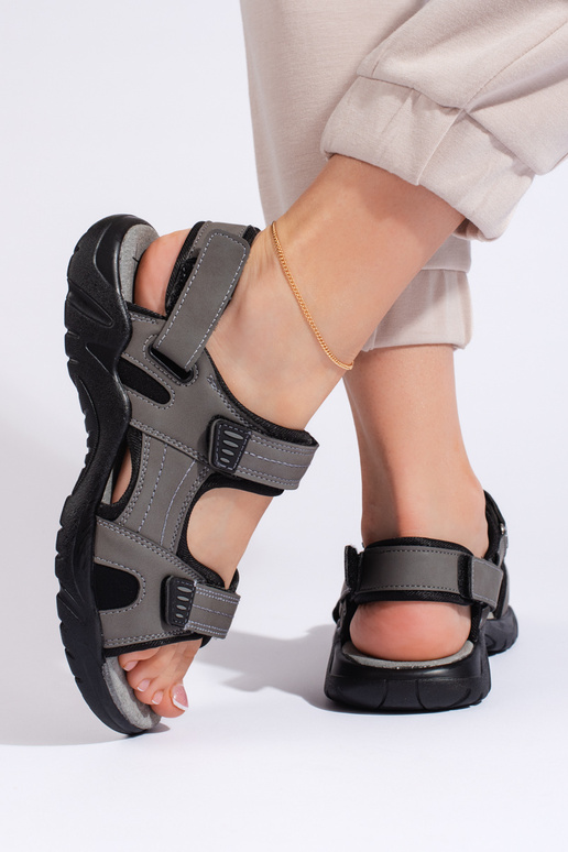 Graue Sandalen im sportlichen Stil Graue Sandalen im sportlichen Stil