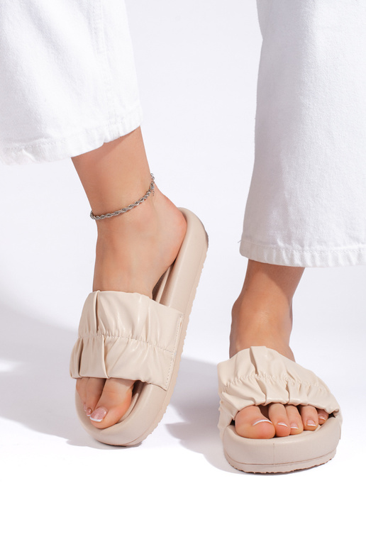 Elfenbeinfarbene Hausschuhe