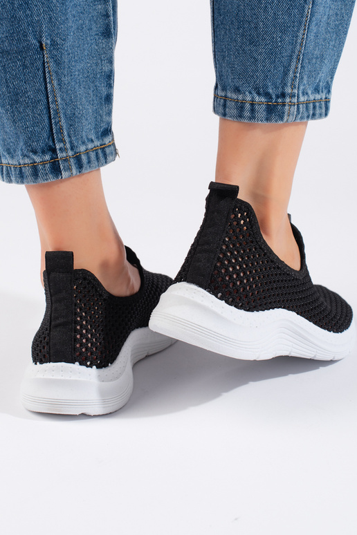 schwarze Sportschuhe mit...