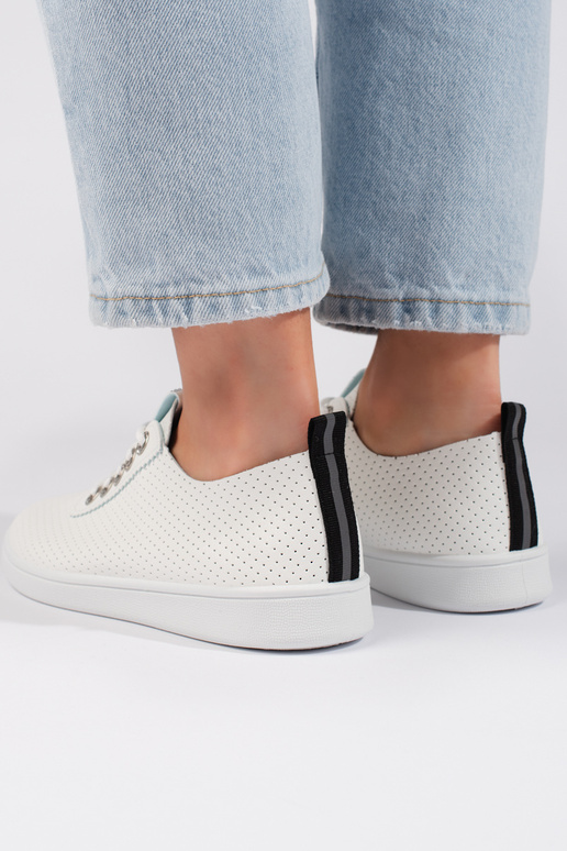 mit durchbrochenen Elementen, weiße... mit durchbrochenen Elementen, weiße...