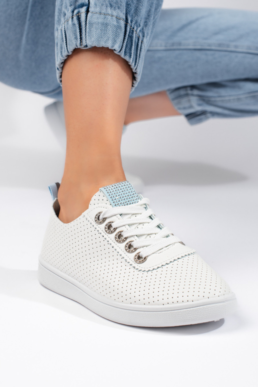 mit durchbrochenen Elementen, weiße...