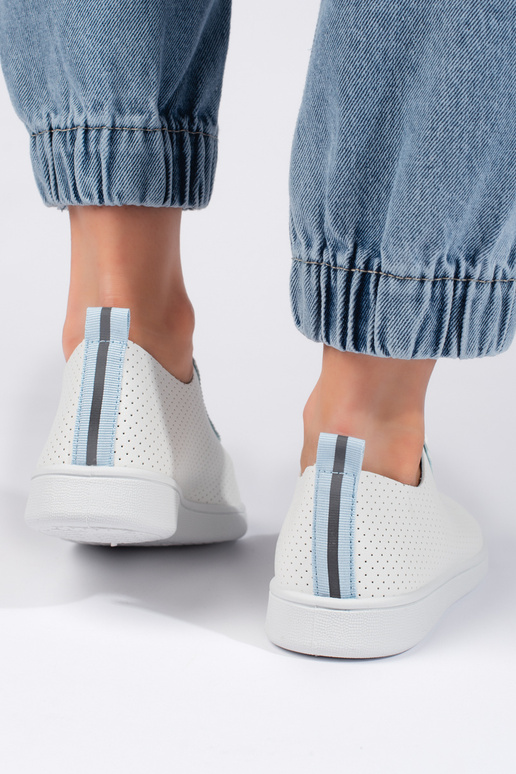 mit durchbrochenen Elementen, weiße...