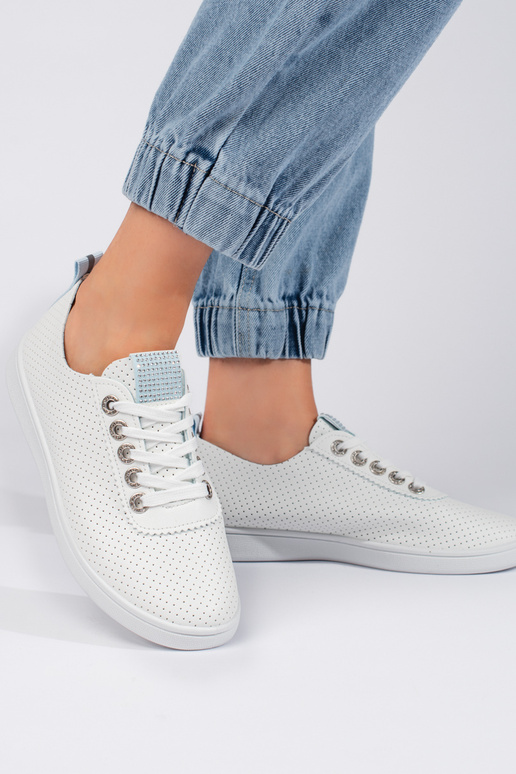 mit durchbrochenen Elementen, weiße...