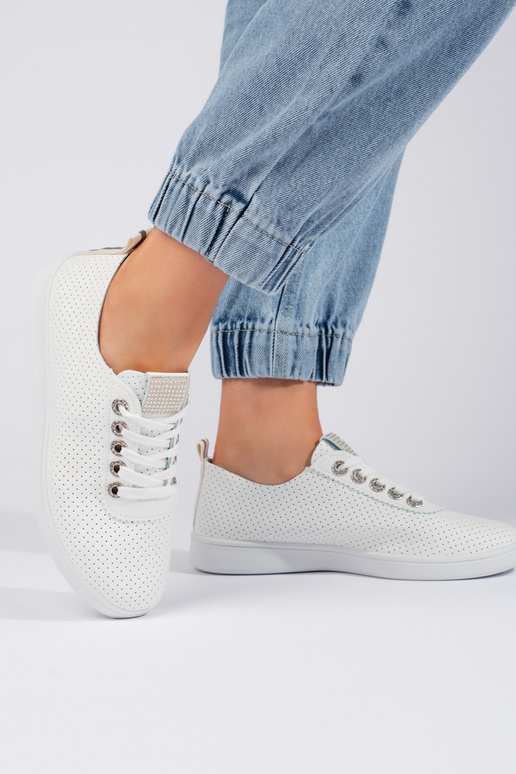 mit durchbrochenen Elementen, weiße...