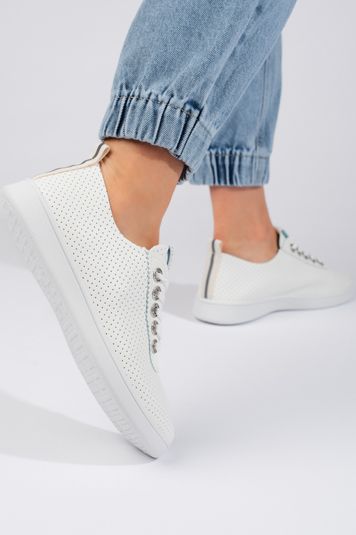 mit durchbrochenen Elementen, weiße...