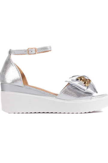 silberfarbene Sandalen mit...