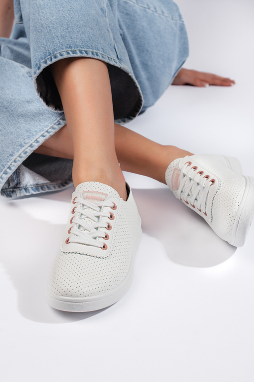 Die Schuhe sind weiß