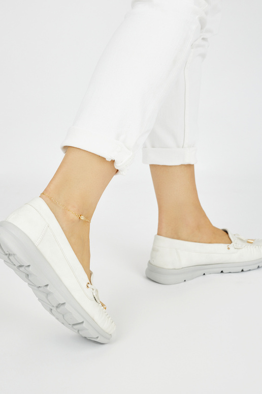 Weiße, bequeme Mokassins aus Öko-Leder