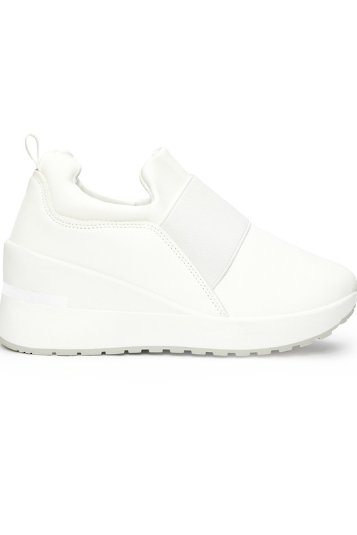 weiße Sneakers-Modellschuhe auf einem... weiße Sneakers-Modellschuhe auf einem...